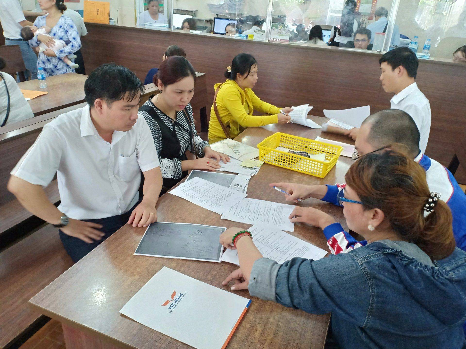 khách hàng đi công chứng cùng Yeshouse