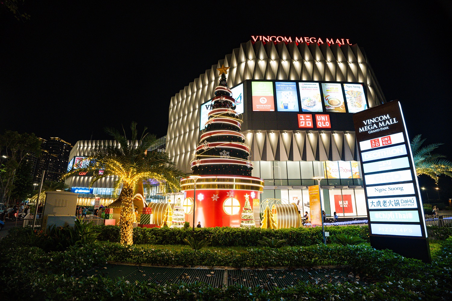 Cây thông Noel khổng lồ
8WONDER Winter