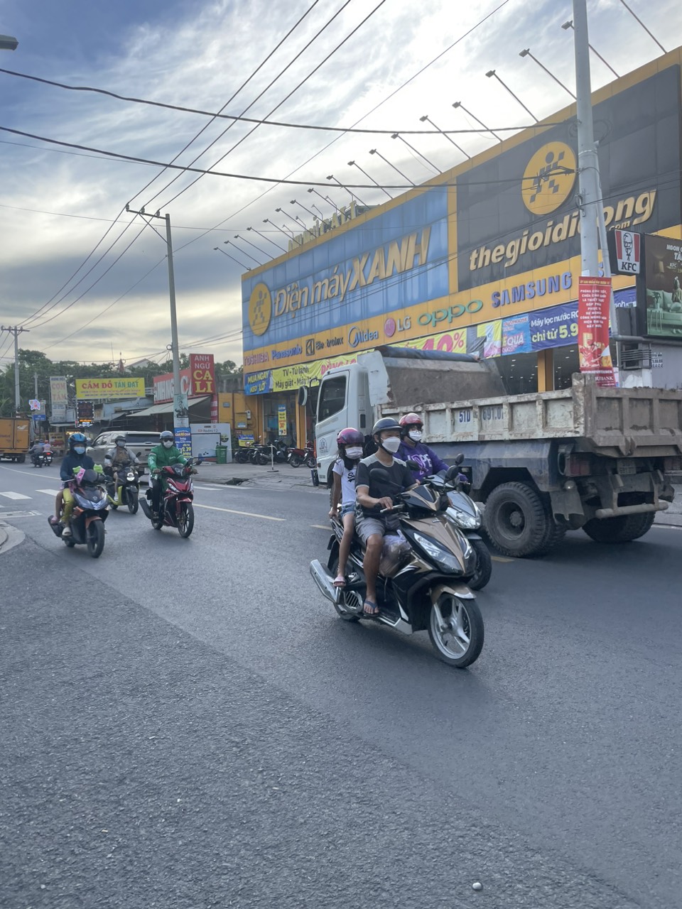 nhà hà huy giáp mặt tiền